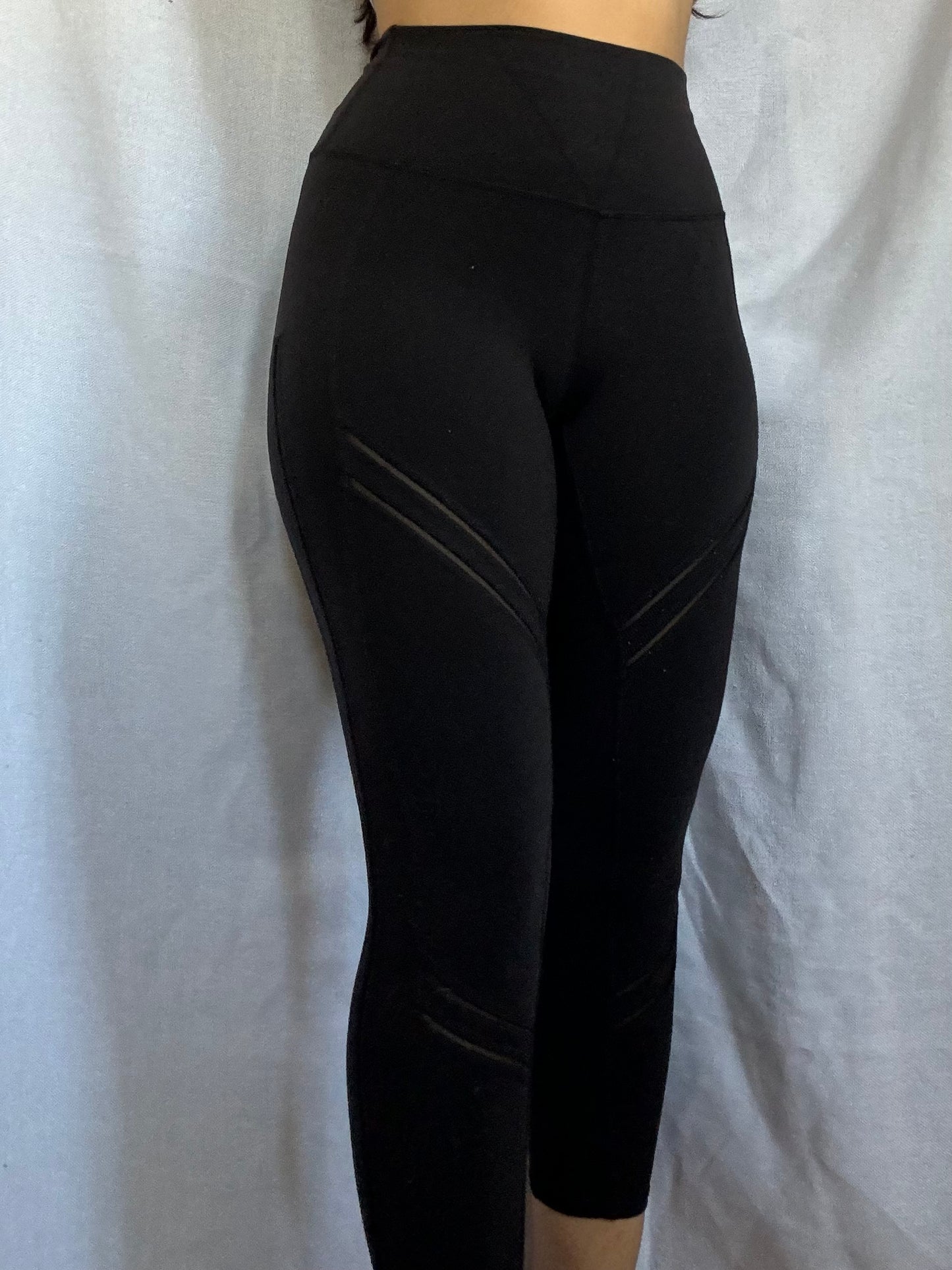 Alo Yoga Mesh Paneled Capri Leggings